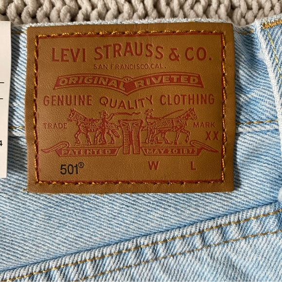 Levi’s 501 Shorts - High Rise Fitted Through The Hip - Light Wash Denim - Picture 4 of 5